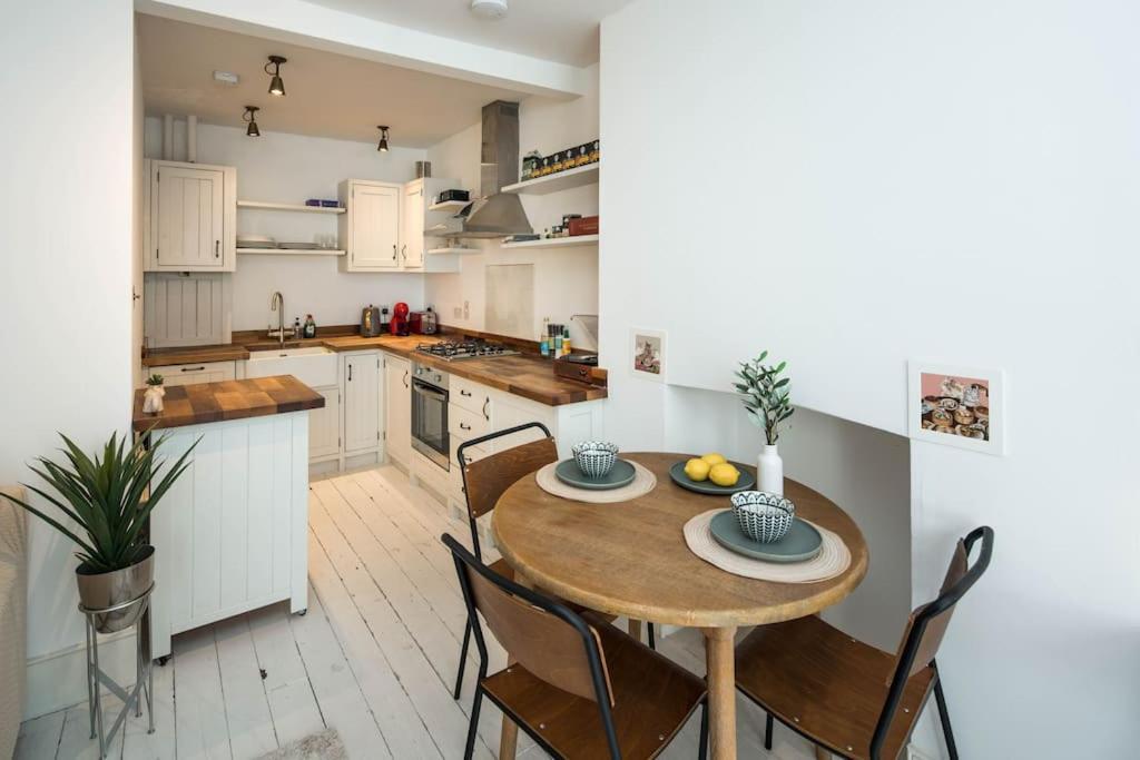Charming 2-Bed Flat In The Heart Of Nottinghill - Steps From Portobello Rd Market And Nottinghill Bookshop Apartamento Londres Exterior foto